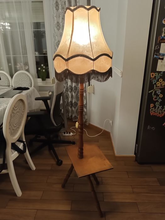 Retro lampa podłogowa z kloszem i stolikiem – vintage, lata 70/80