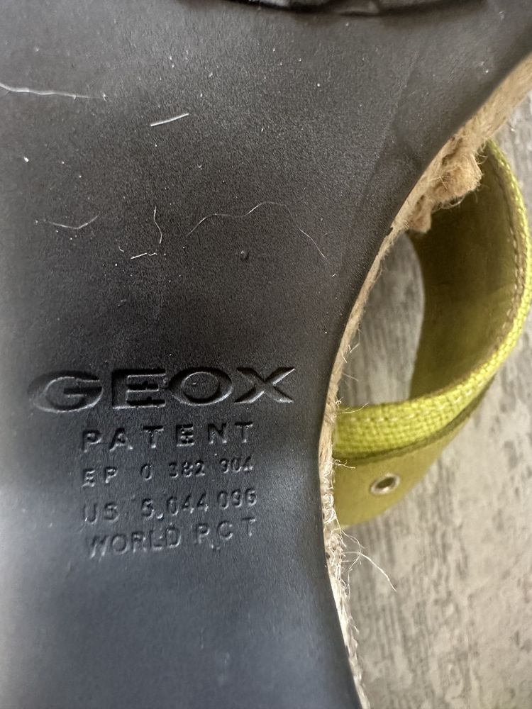 Klapki oddychające Geox na koturnie