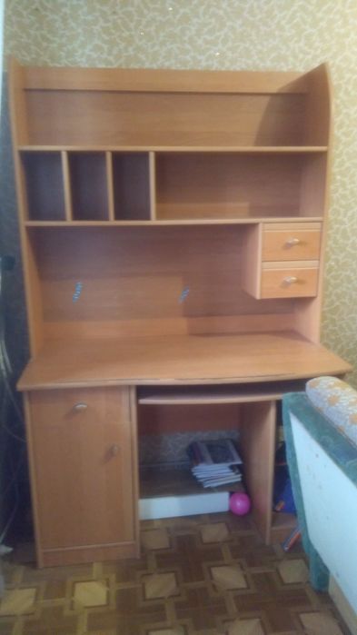 Стол письменный с полками