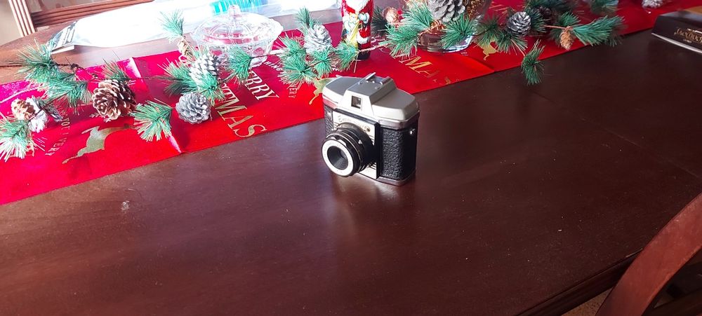 Televisor vintage e maquina fotográfica