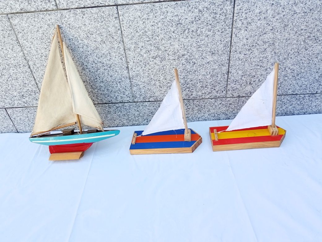 Brinquedos em madeira e plástico