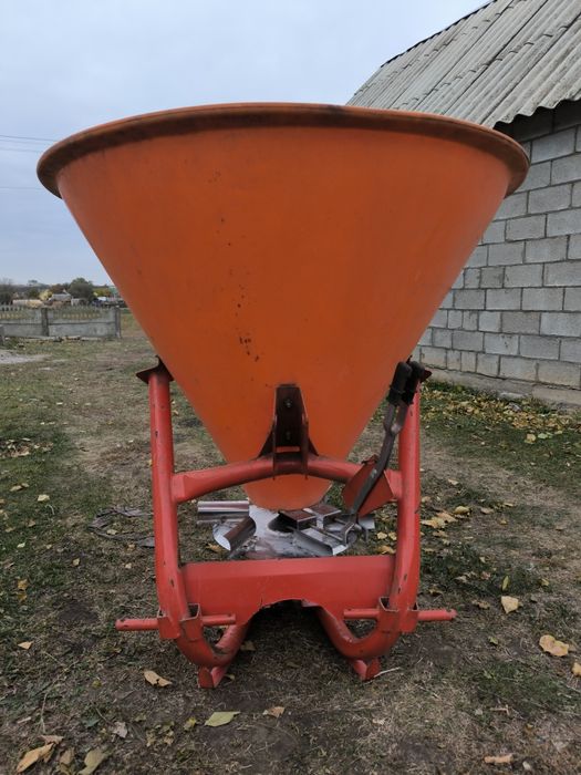 Розкидав міндобрив