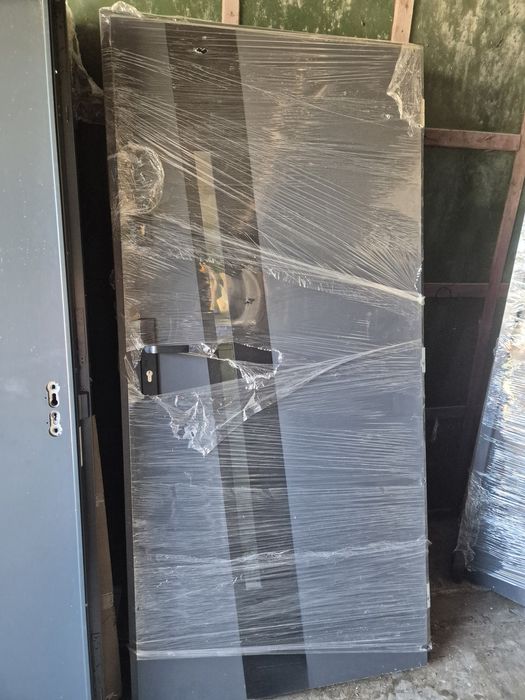 Czytaj opis Drzwi wejściowe 90P antracyt/orzech/turner