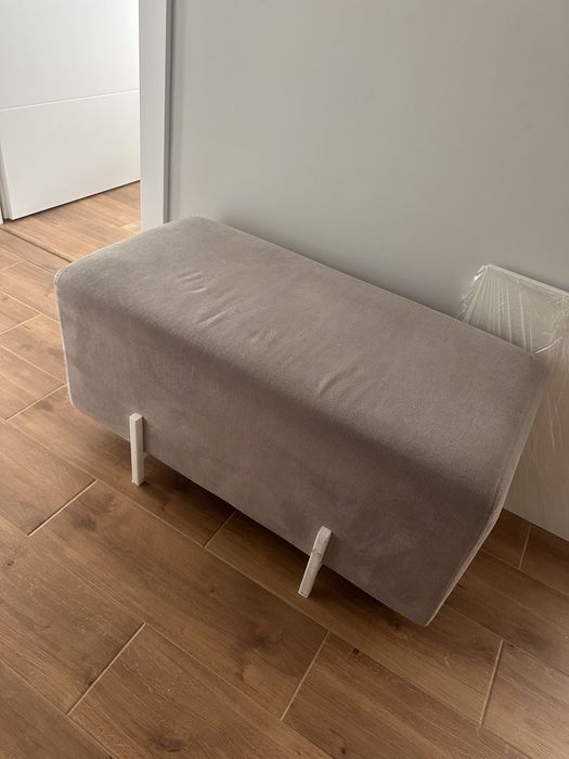 Szara pufa, na nóżkach, idealna do przedpokoju