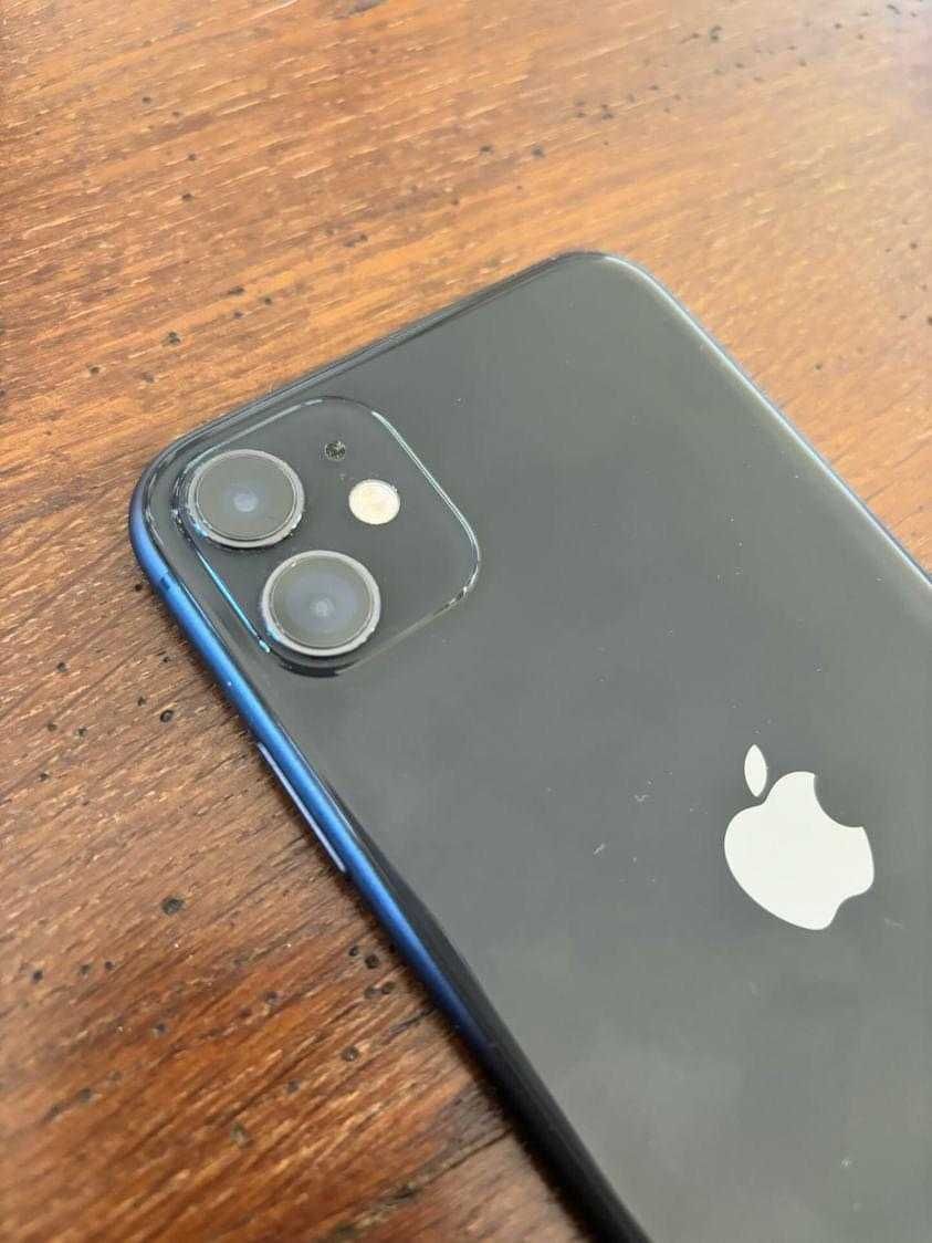 Vendo iPhone 11 usado com carregador e 2 capas