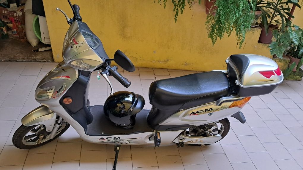 Scooter elétrica com pedais