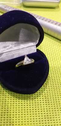 Srebrny pierścionek z cyrkonią.