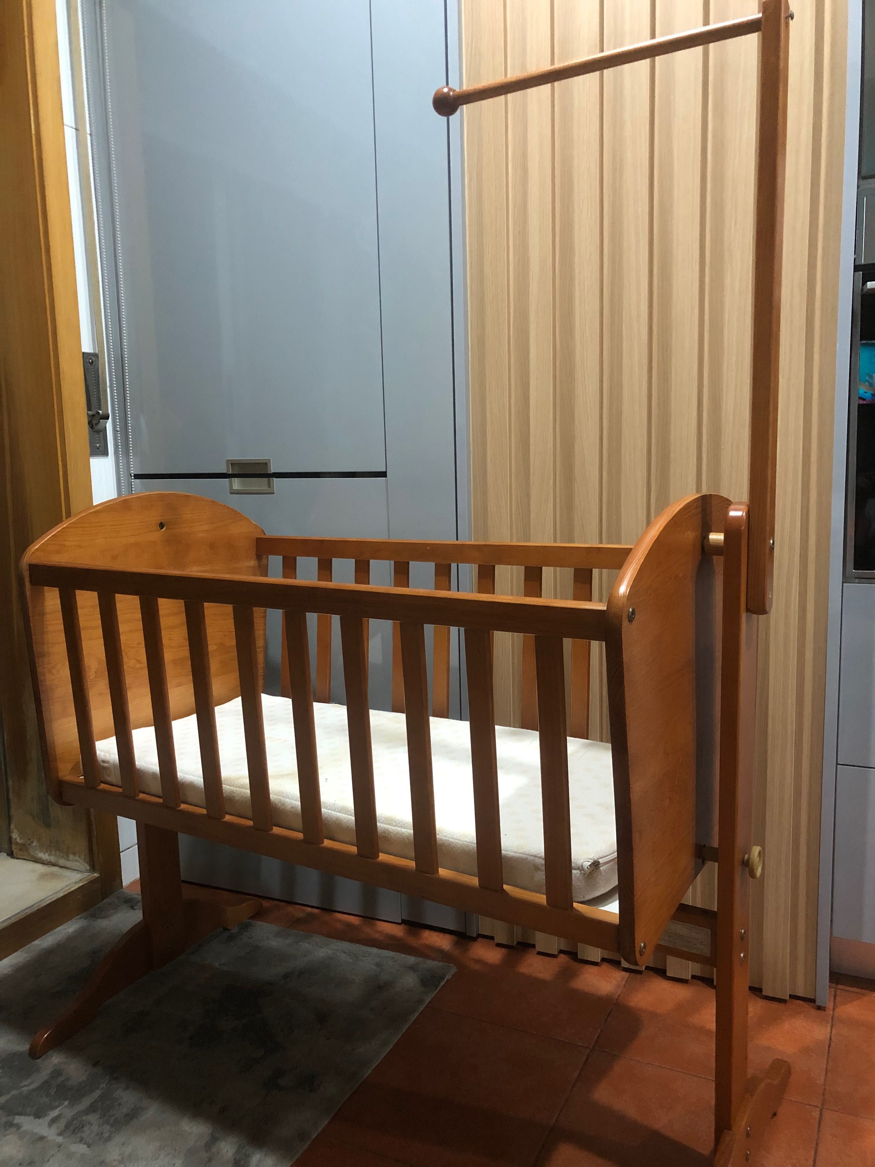 Berço/cama bebé que baloiça