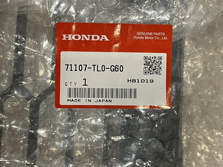 Нижня решітка бамперу Honda Accord 8