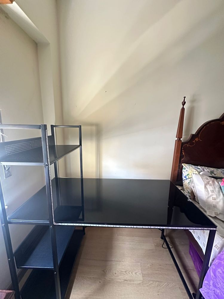 Secretária preta com LEDs