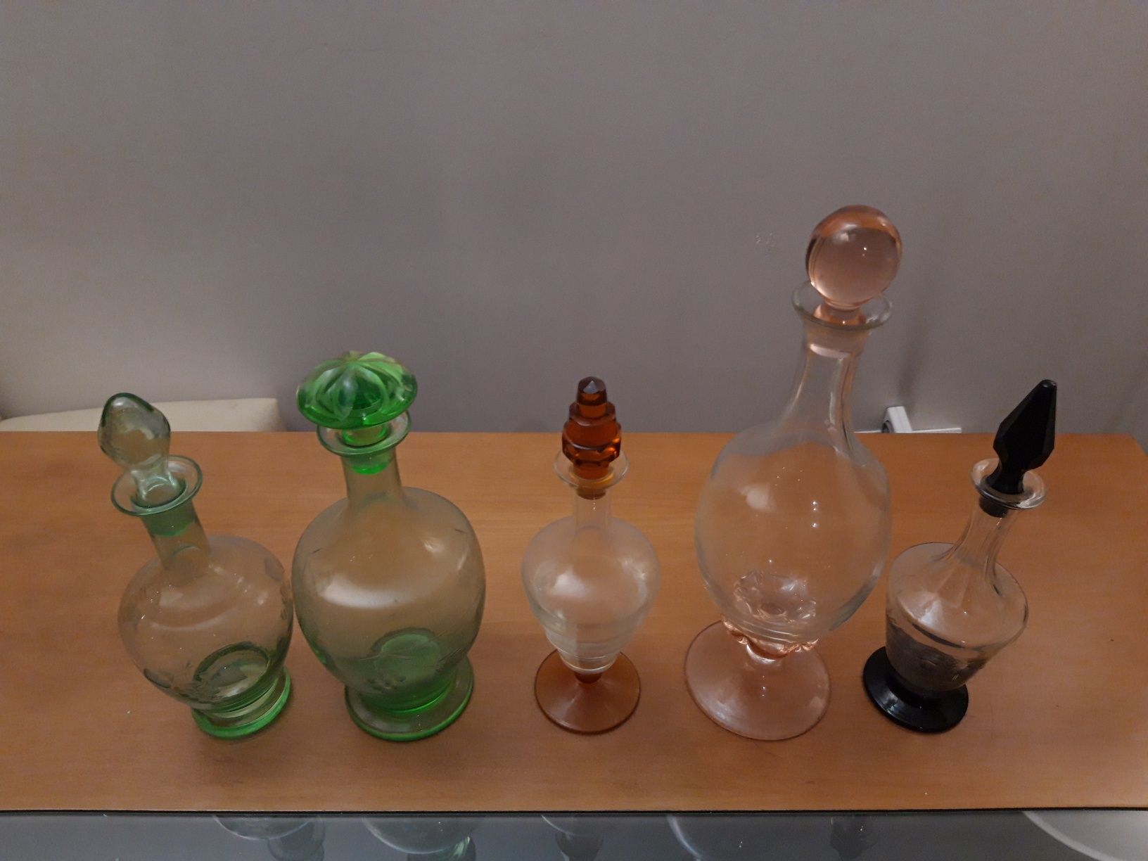 5 garrafas de vidro colorido, antigas e lavradas