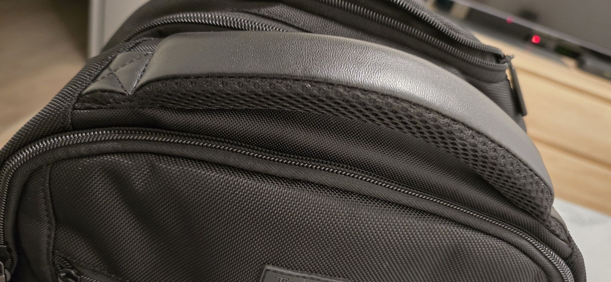 Mochila Targus TSB700 com Rodas para Laptop até 15,6" Preta