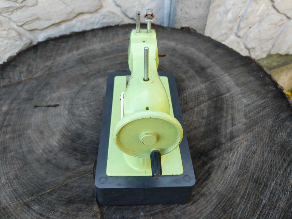 Швейная машина детская, времён СССР (СРСР) шиє.