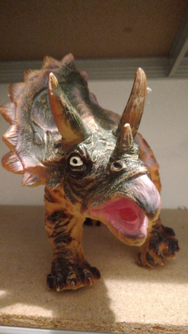 Duża figurka dinozaura - triceratops brązowy