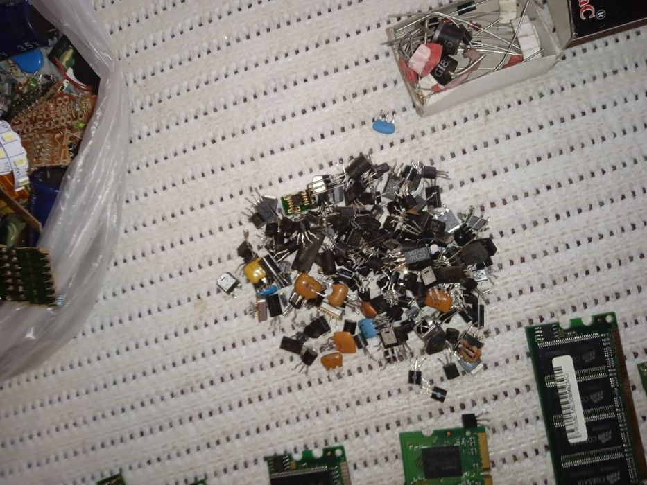 Транзисторы, процессоры,микросхемы, резисторы, и т.д!