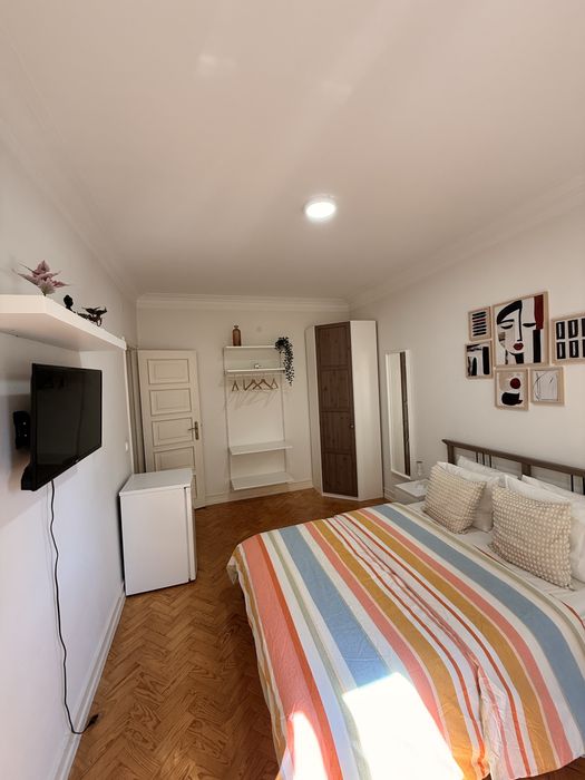 Quarto amplo e confortável com cama de casal