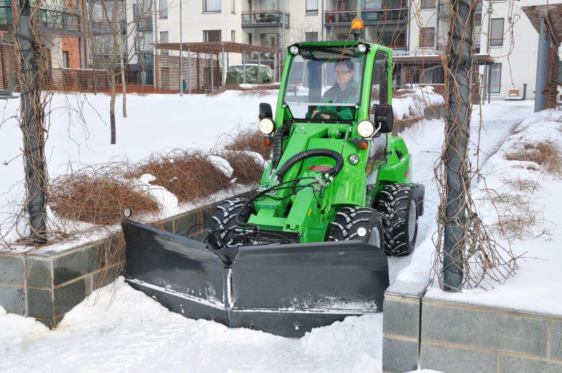 Odśnieżanie miniładowarką Avant  300zł/h Legnica wiertnica separacyjna