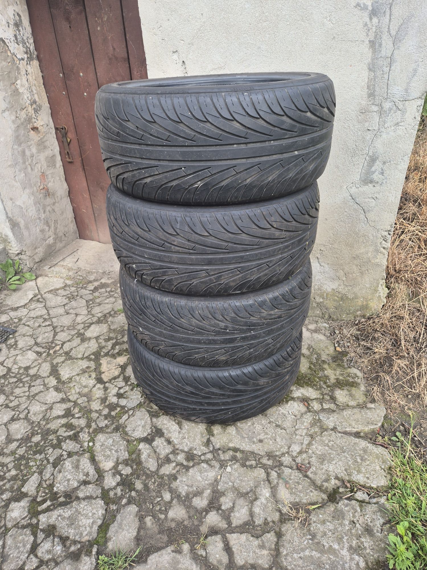 Opony letnie 245 R18 komplet