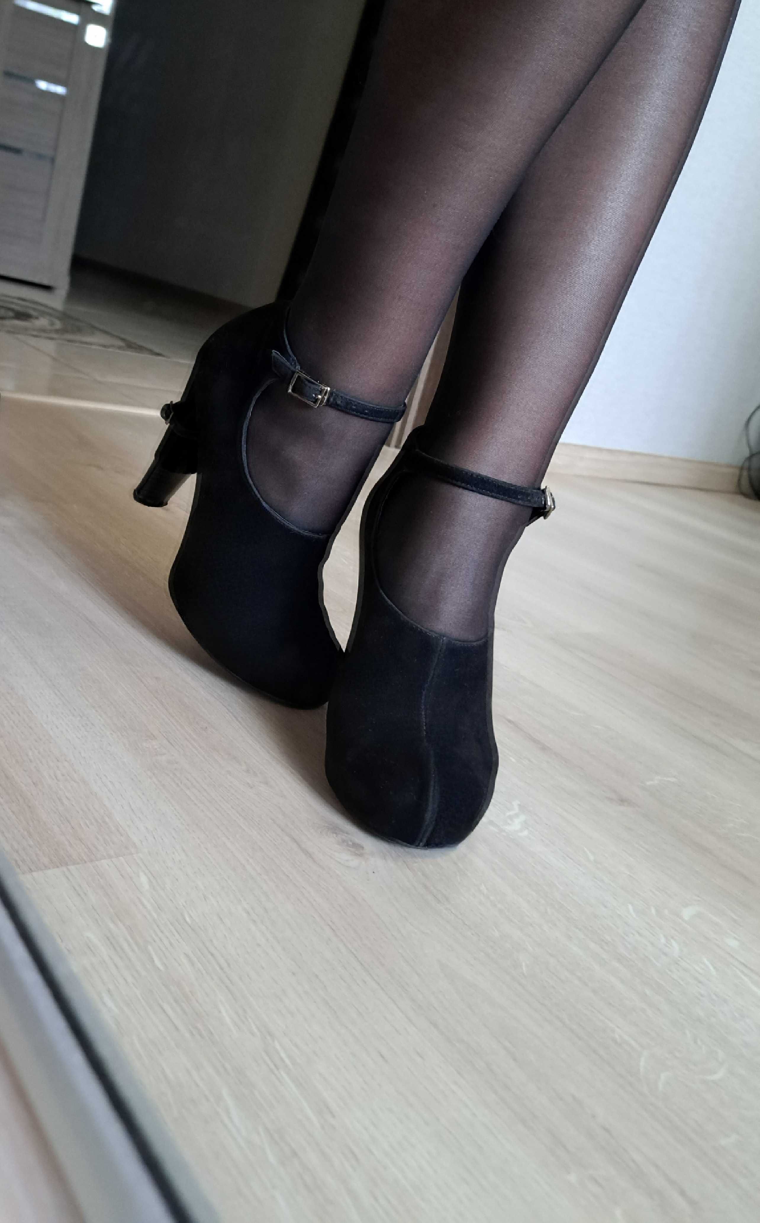 Туфлі чорні жіночі замшеві на каблуку