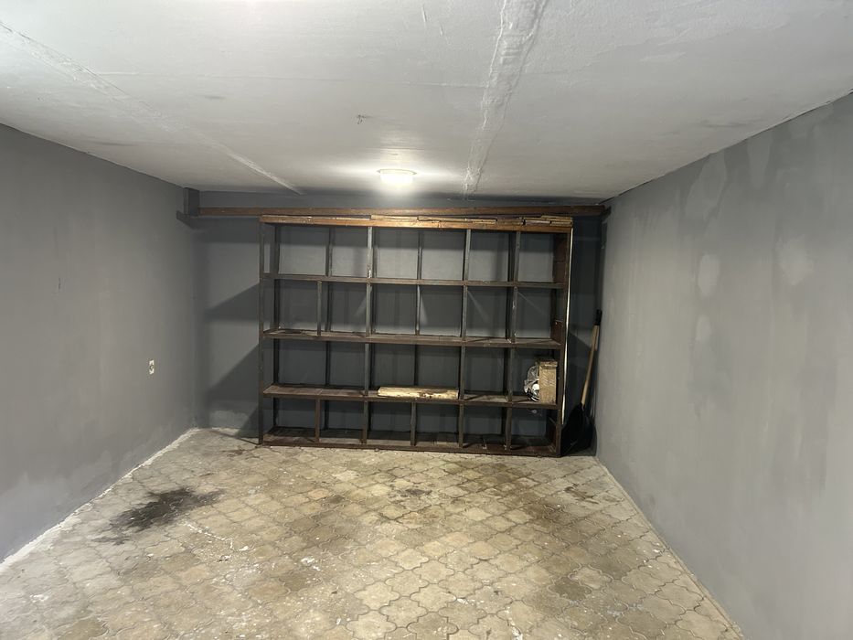 Гараж в житловому будинку по вул. У. Самчука 32 ( старий парк)