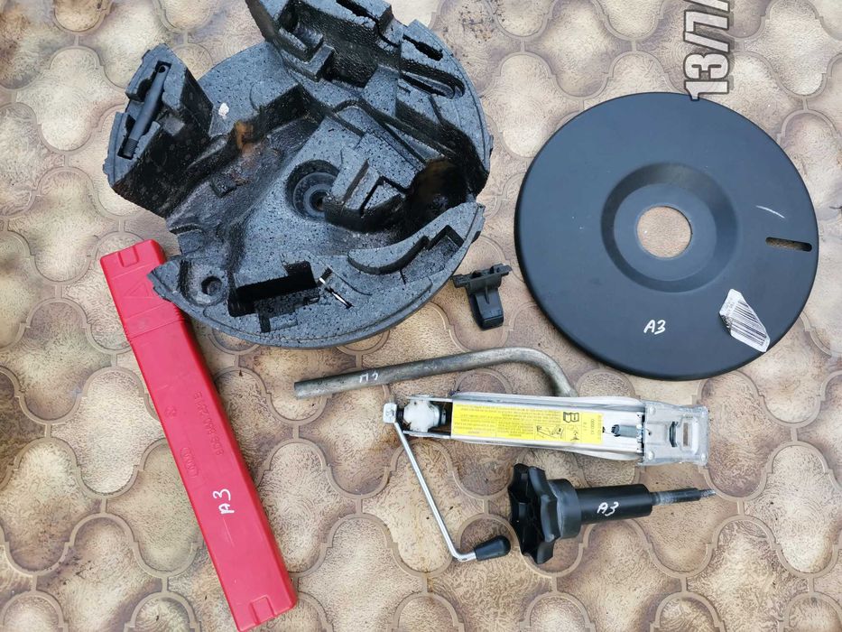 Audi A3 8L Wkład do koła lewarek podnośnik klucz trójkąt