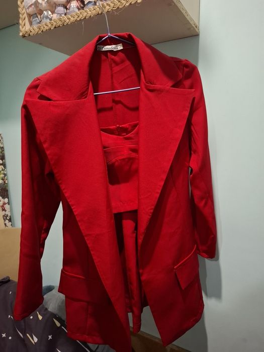 Жіночий класичний костюм