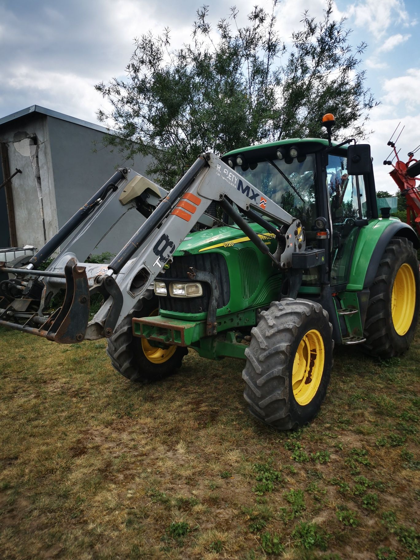 John Deere 6120 z ładowaczem MX TUR