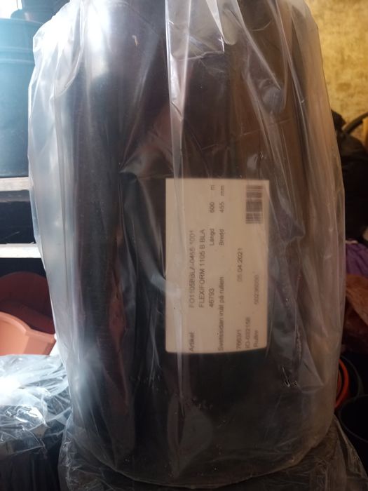 Czarna folia budowlana