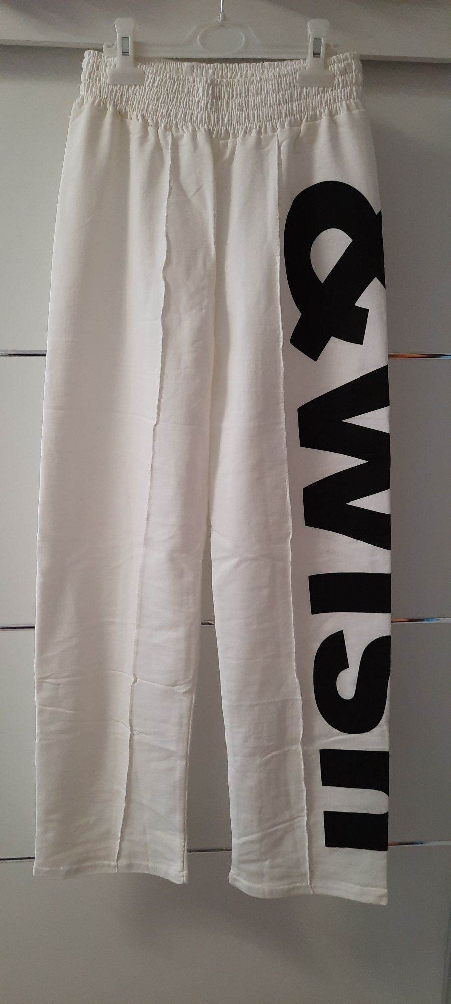 Nowe spodnie dresowe białe S M prosta nogawka