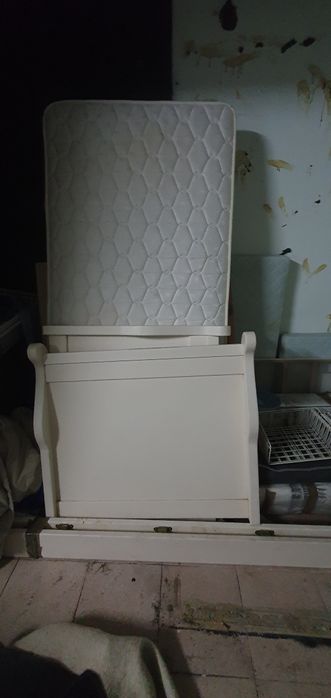 Cama de solteiro completa.