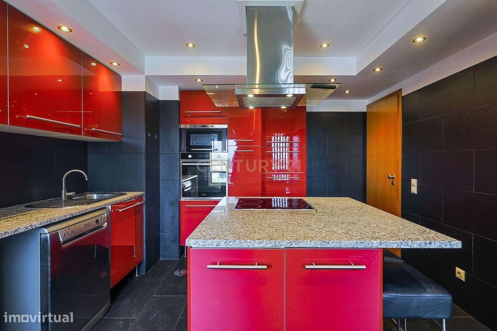 Apartamento T3 c/ Garagem, Arrecadação e Ginásio em Almada