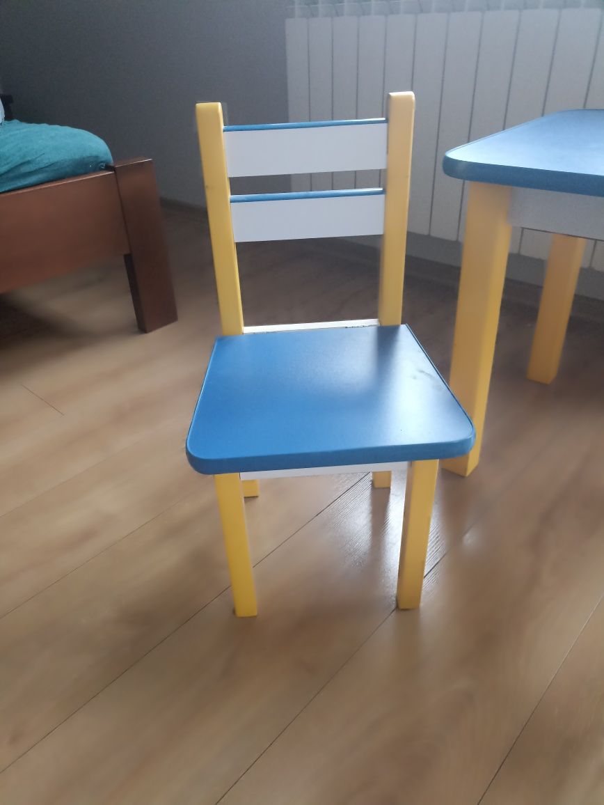 Stolik plus  krzesełka