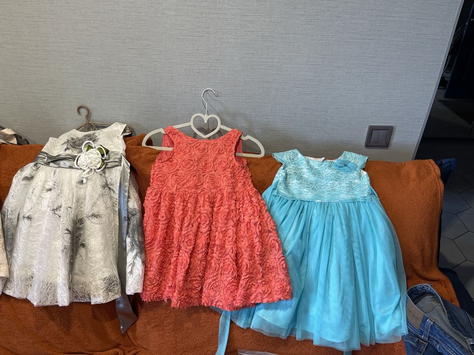 Платье очень нарядное для девочки 3-5 лет комплектом