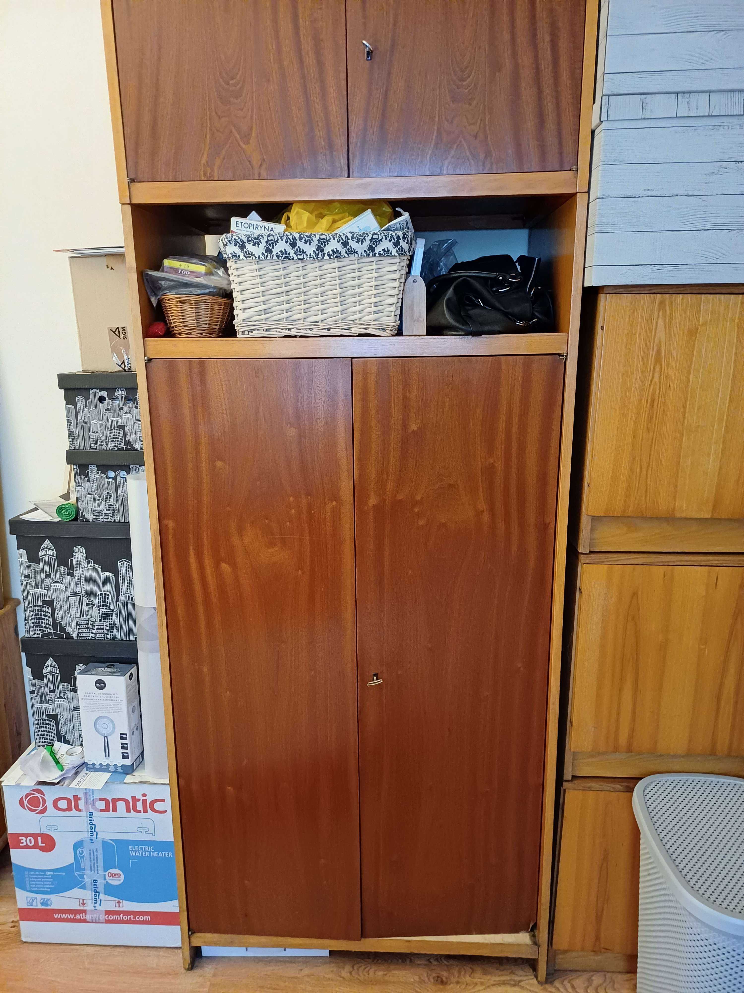 Szafa dwuczęściowa i 3 mniejsze.