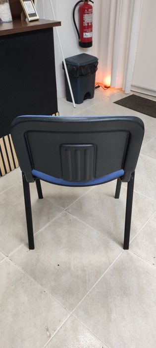 Cadeiras Azuis Versáteis com Bandeja Removível