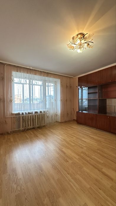 Продаж 3к поруч з центром міста . Міська лікарня