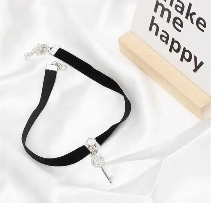 Жіночий оксамитовий чокер з блискучим каменем