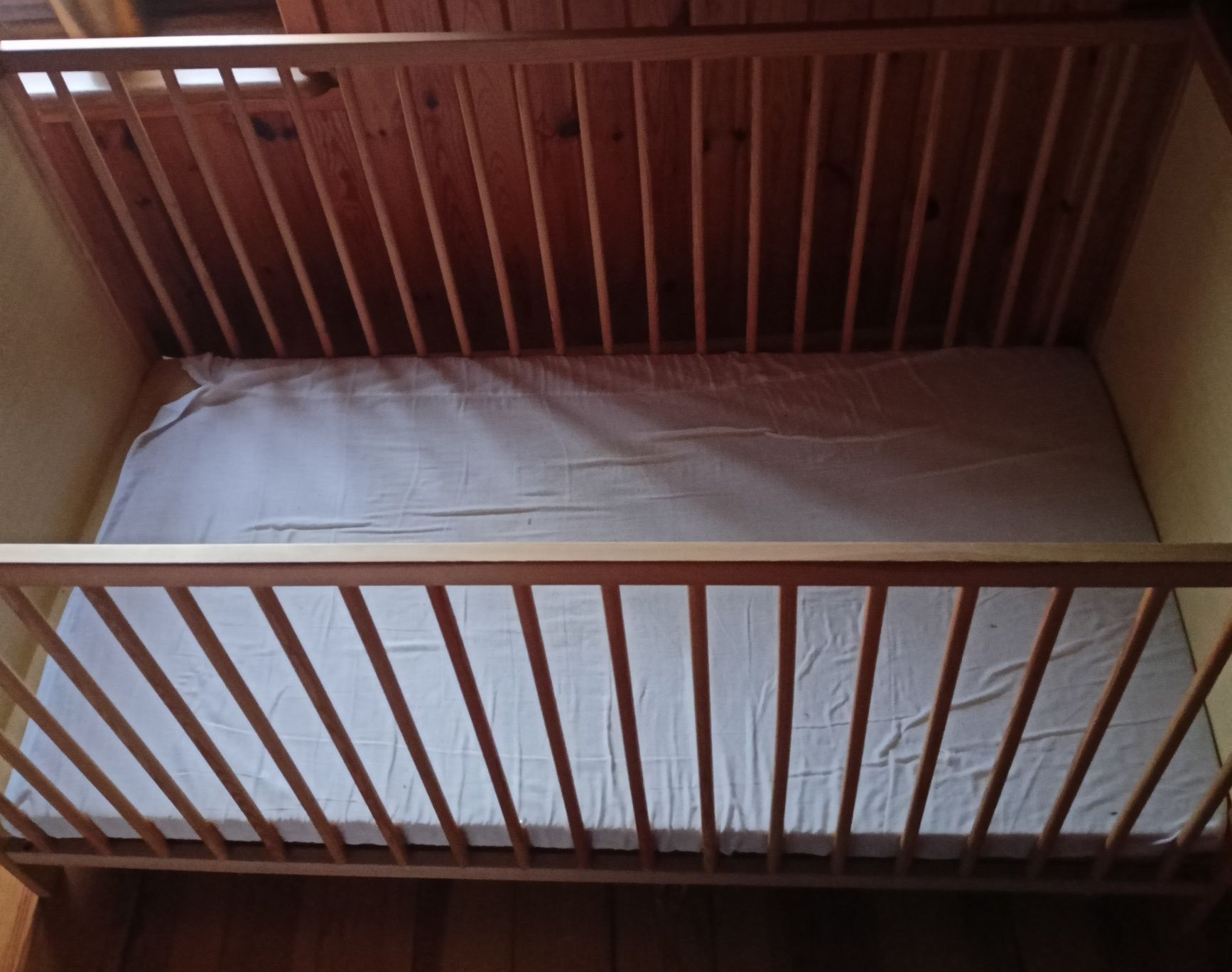 Łóżeczko z materacem , całość 50 zł