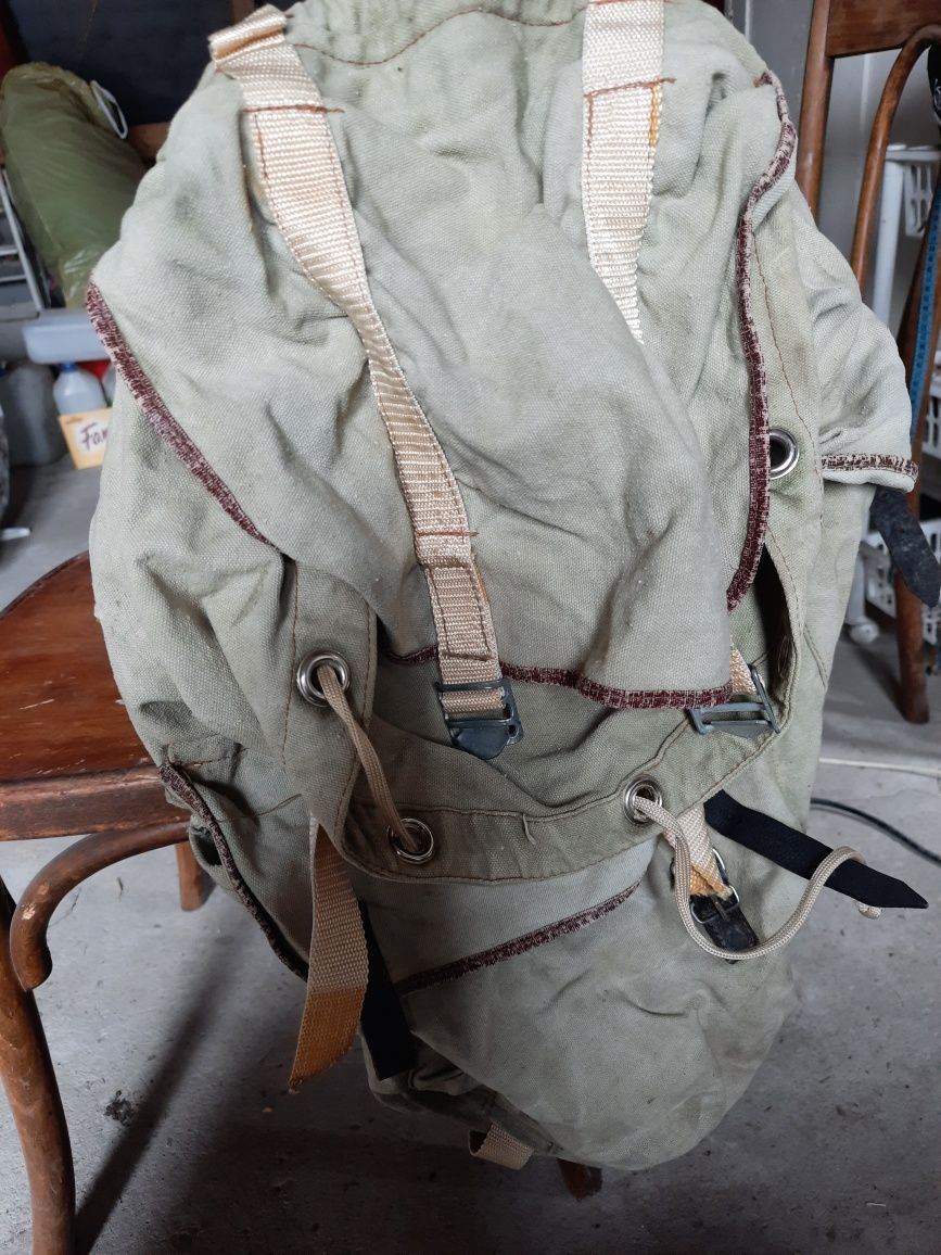 Stary plecak wojskowy lub harcerski