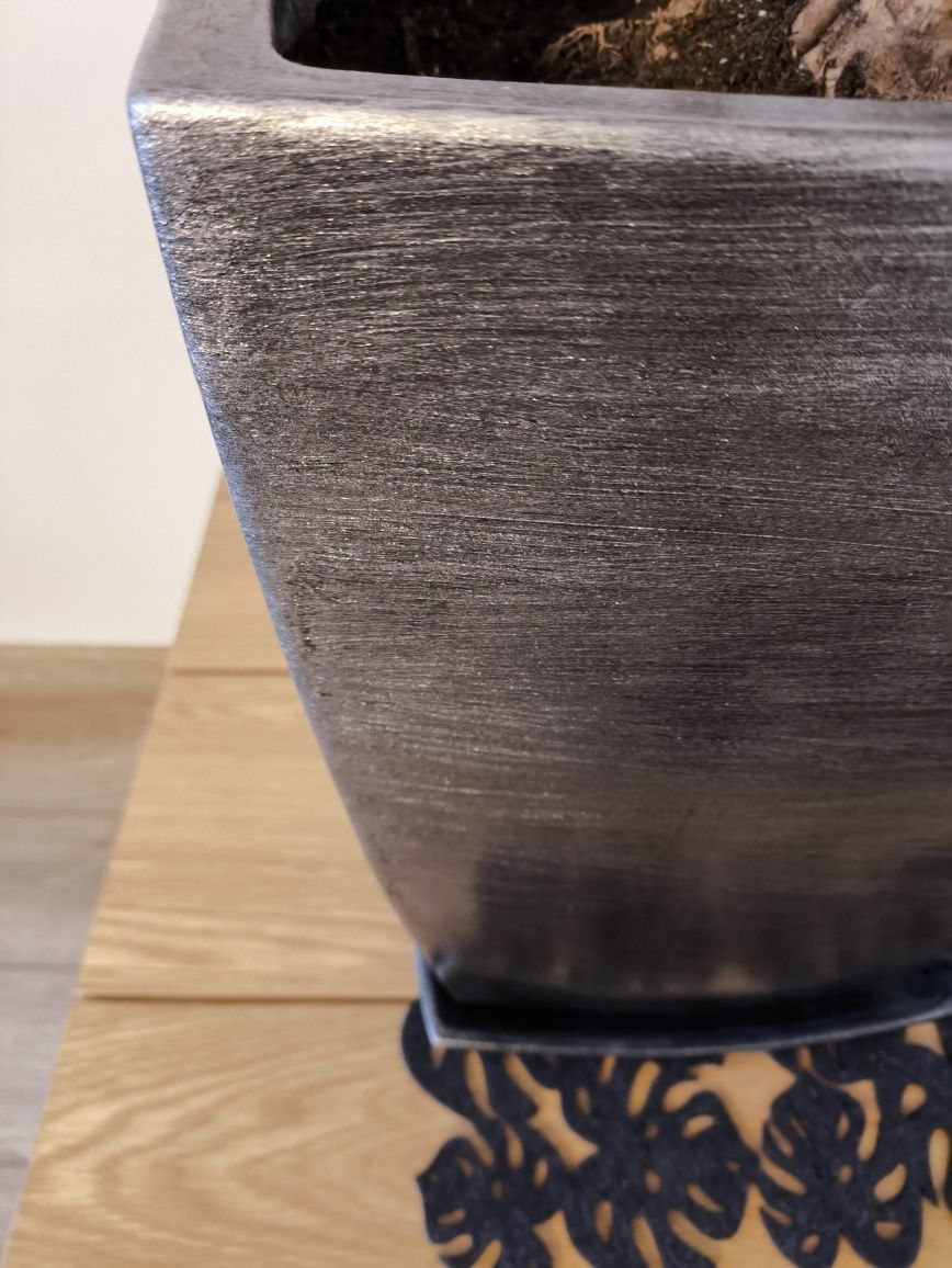 Kwiat w czarno-srebrnej ceramicznej doniczce