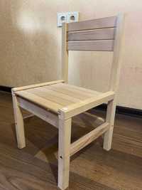 Дитячий деревʼяний стілець
