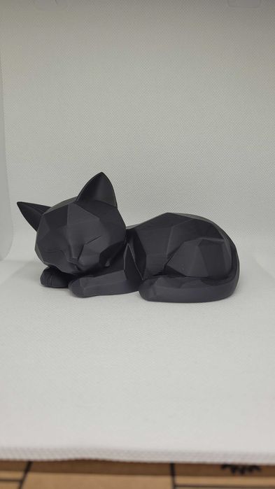 Śpiący kot – czarna geometryczna figurka 3D