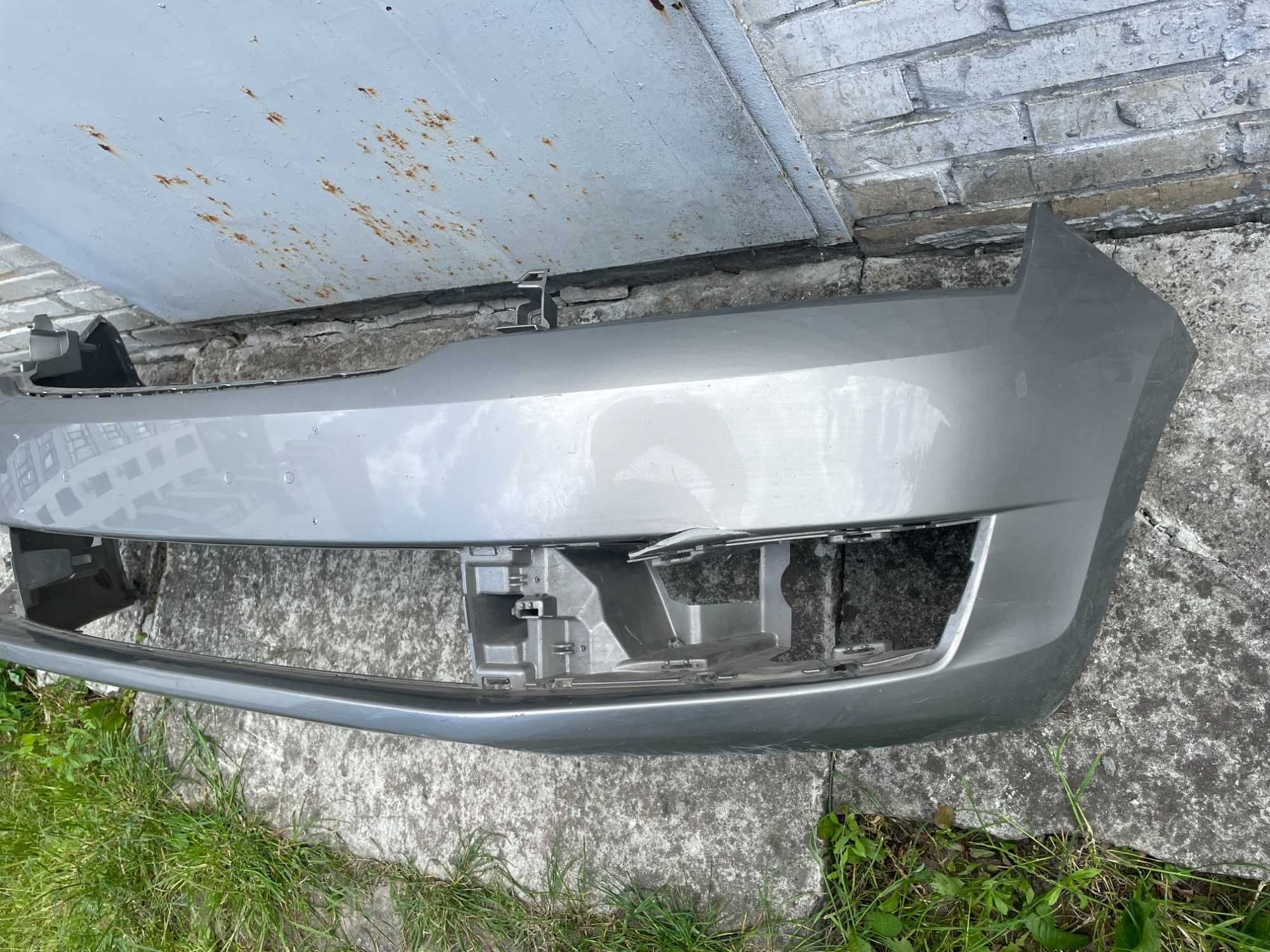 Бампер передній SKODA RAPID 12-17 має тріщину видно на фото 5JA807221B