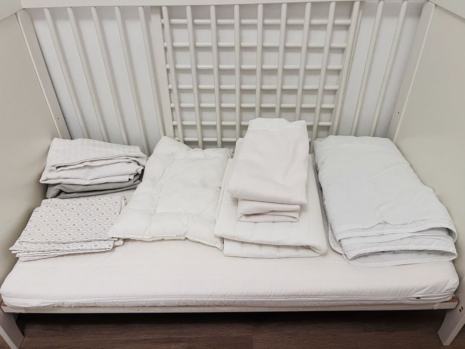 Berço + colchão + roupa de cama