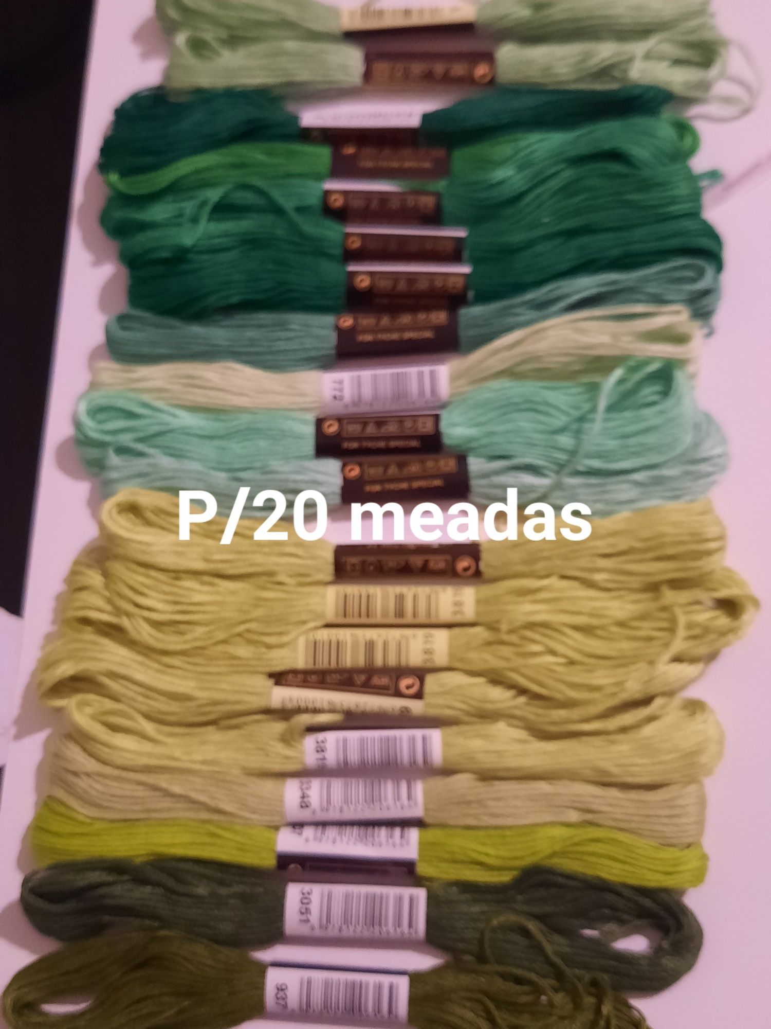 20 meadas de fio para bordados, ponto cruz e costura. 
Várias cores di