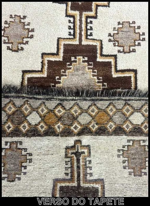 Tapete FAZENDEIRO ROMENO original (200x 118cm), de Lã, elaborado à mão