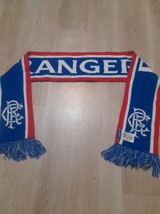 Szalik firmy Castore klubu piłkarskiego Glasgow Rangers