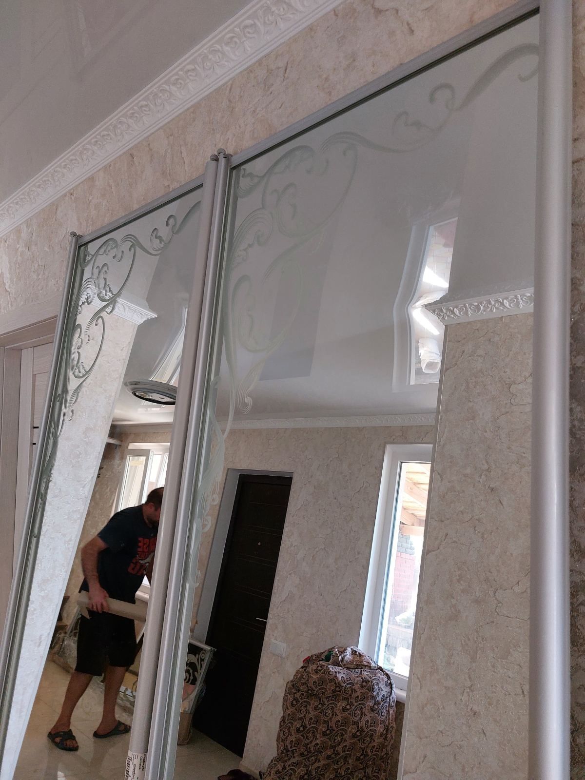 Продам зеркальные двери с пескоструйным рисунком