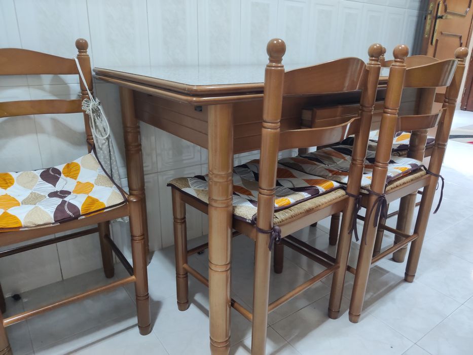Mesa cozinha com cadeiras