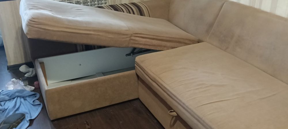 Диван угловой раскладной с баром и большим пуфом большой б/у